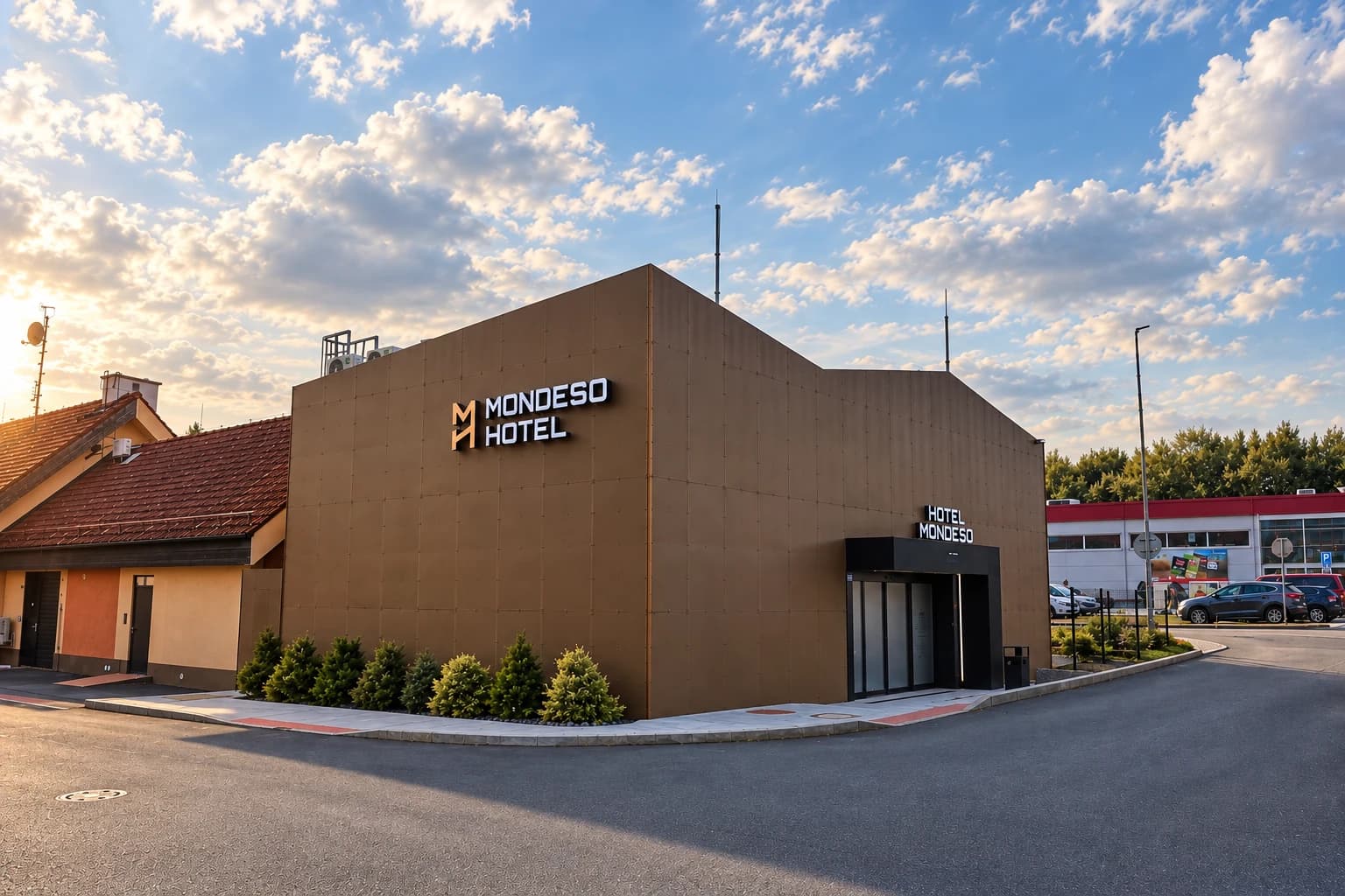 Budova Mondeso Hotel s logem na fasádě a vstupem do hotelu